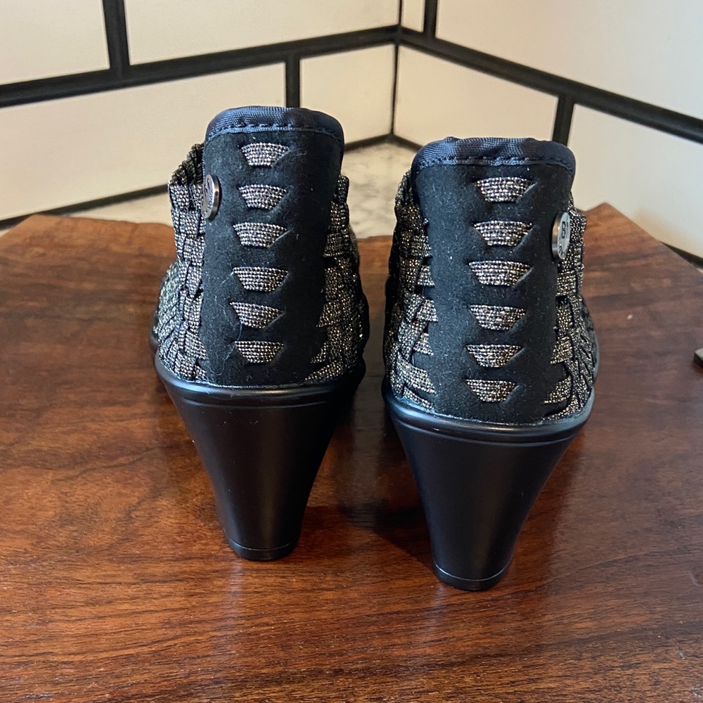 bernie mev. Black and metallic Textured Mules